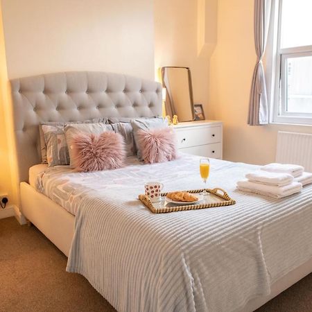 4 Bedroom Flat With High Speed Wi-Fi In North Acton, Ealing, West Londres Exterior foto
