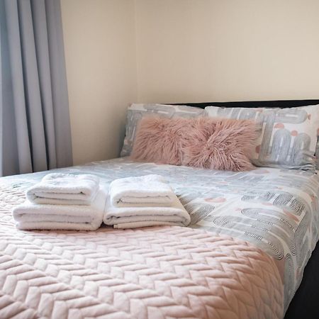4 Bedroom Flat With High Speed Wi-Fi In North Acton, Ealing, West Londres Exterior foto