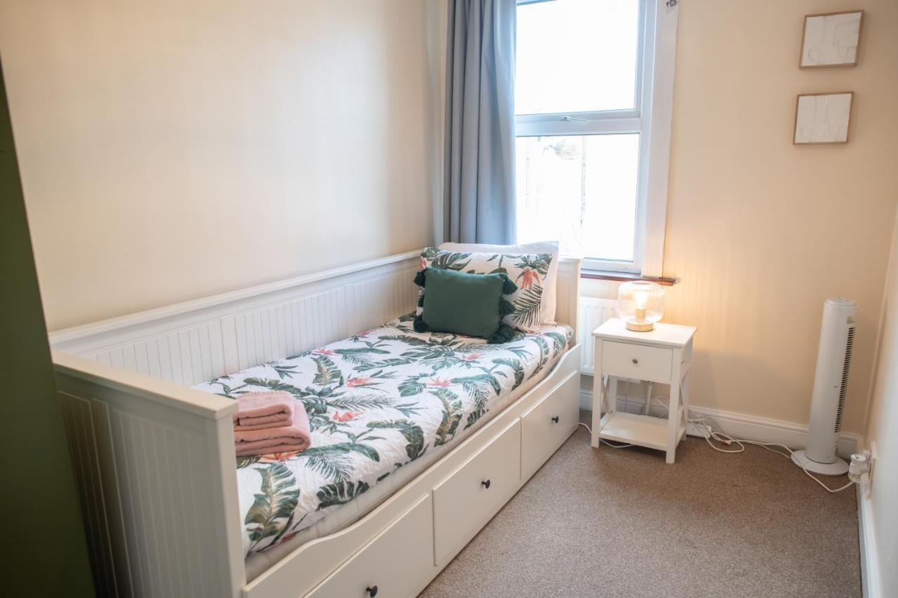 4 Bedroom Flat With High Speed Wi-Fi In North Acton, Ealing, West Londres Exterior foto