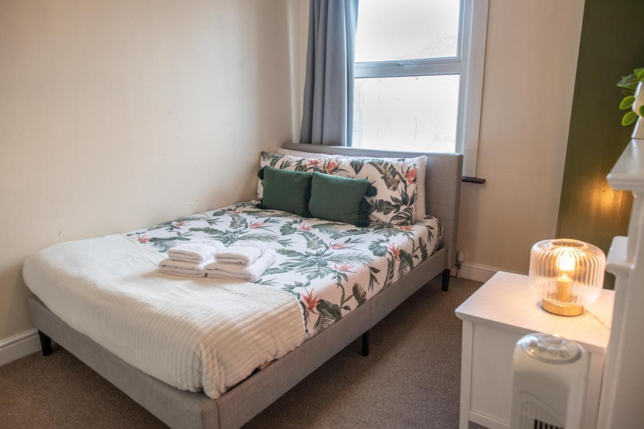 4 Bedroom Flat With High Speed Wi-Fi In North Acton, Ealing, West Londres Exterior foto