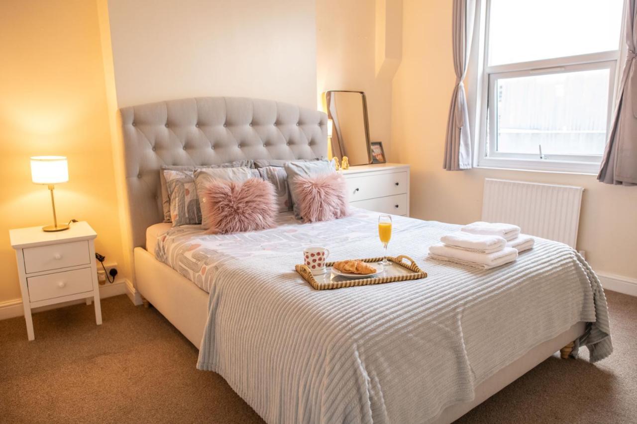 4 Bedroom Flat With High Speed Wi-Fi In North Acton, Ealing, West Londres Exterior foto