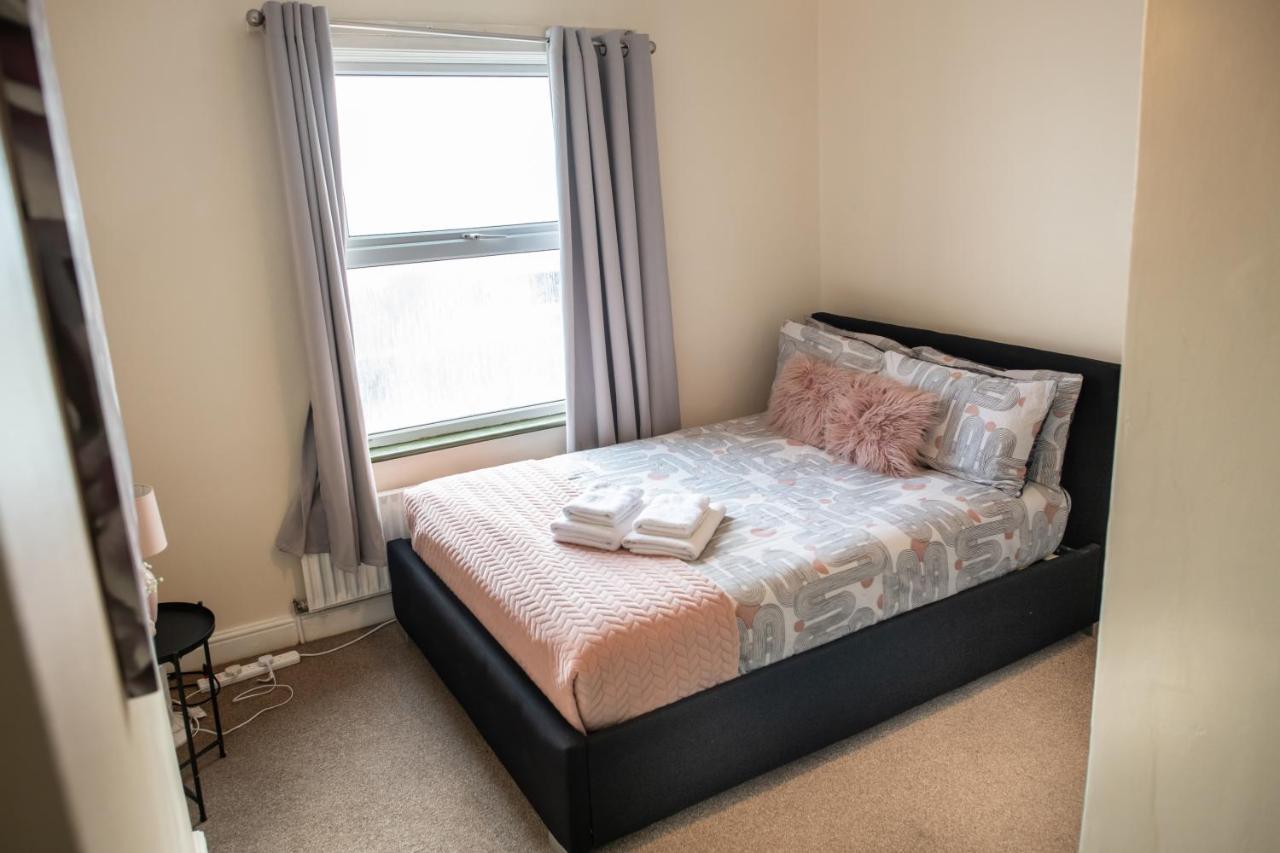 4 Bedroom Flat With High Speed Wi-Fi In North Acton, Ealing, West Londres Exterior foto