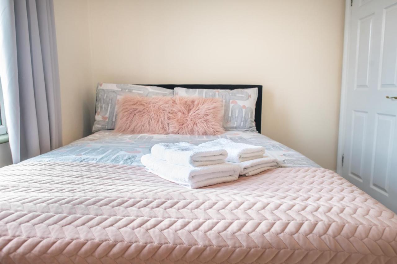 4 Bedroom Flat With High Speed Wi-Fi In North Acton, Ealing, West Londres Exterior foto