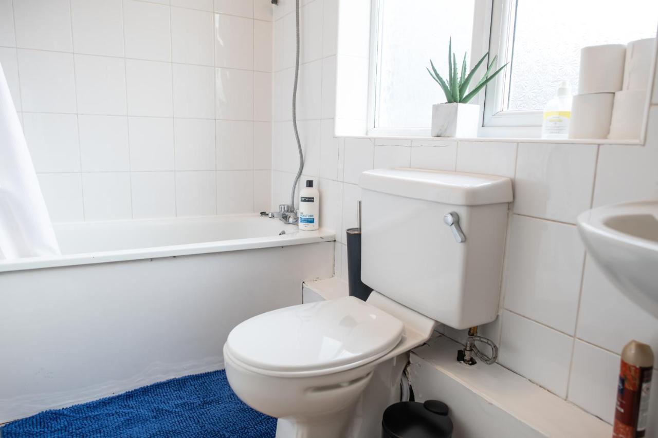 4 Bedroom Flat With High Speed Wi-Fi In North Acton, Ealing, West Londres Exterior foto