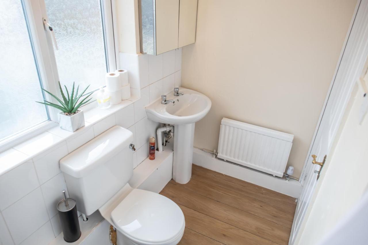 4 Bedroom Flat With High Speed Wi-Fi In North Acton, Ealing, West Londres Exterior foto