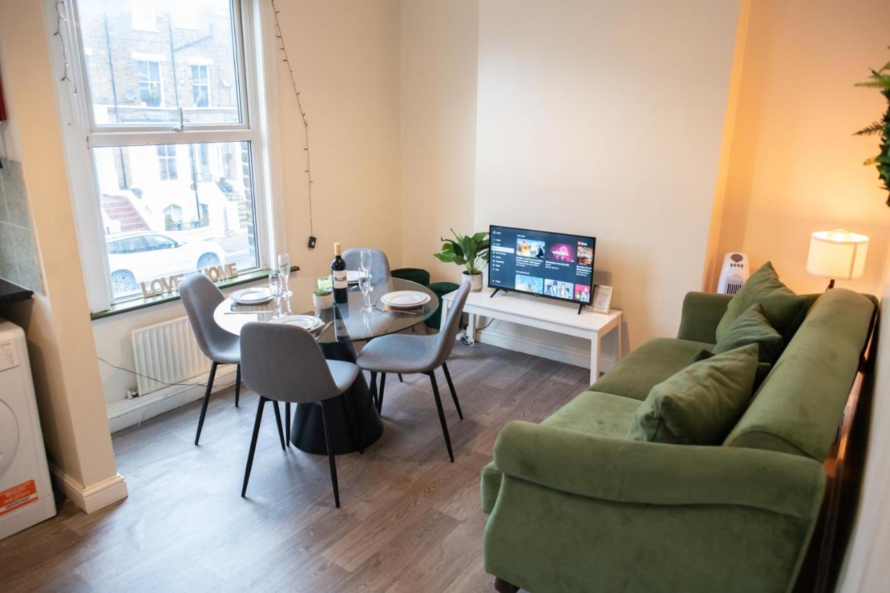 4 Bedroom Flat With High Speed Wi-Fi In North Acton, Ealing, West Londres Exterior foto
