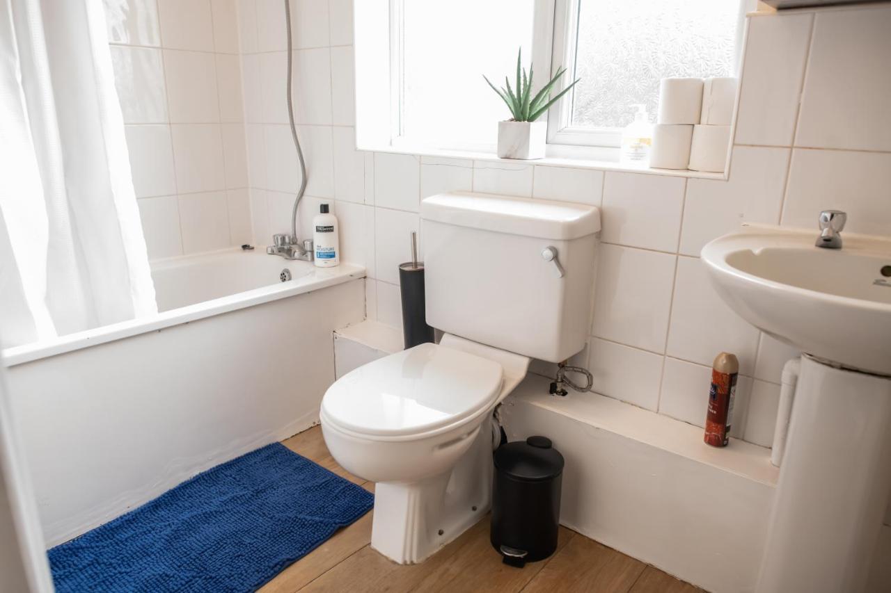 4 Bedroom Flat With High Speed Wi-Fi In North Acton, Ealing, West Londres Exterior foto