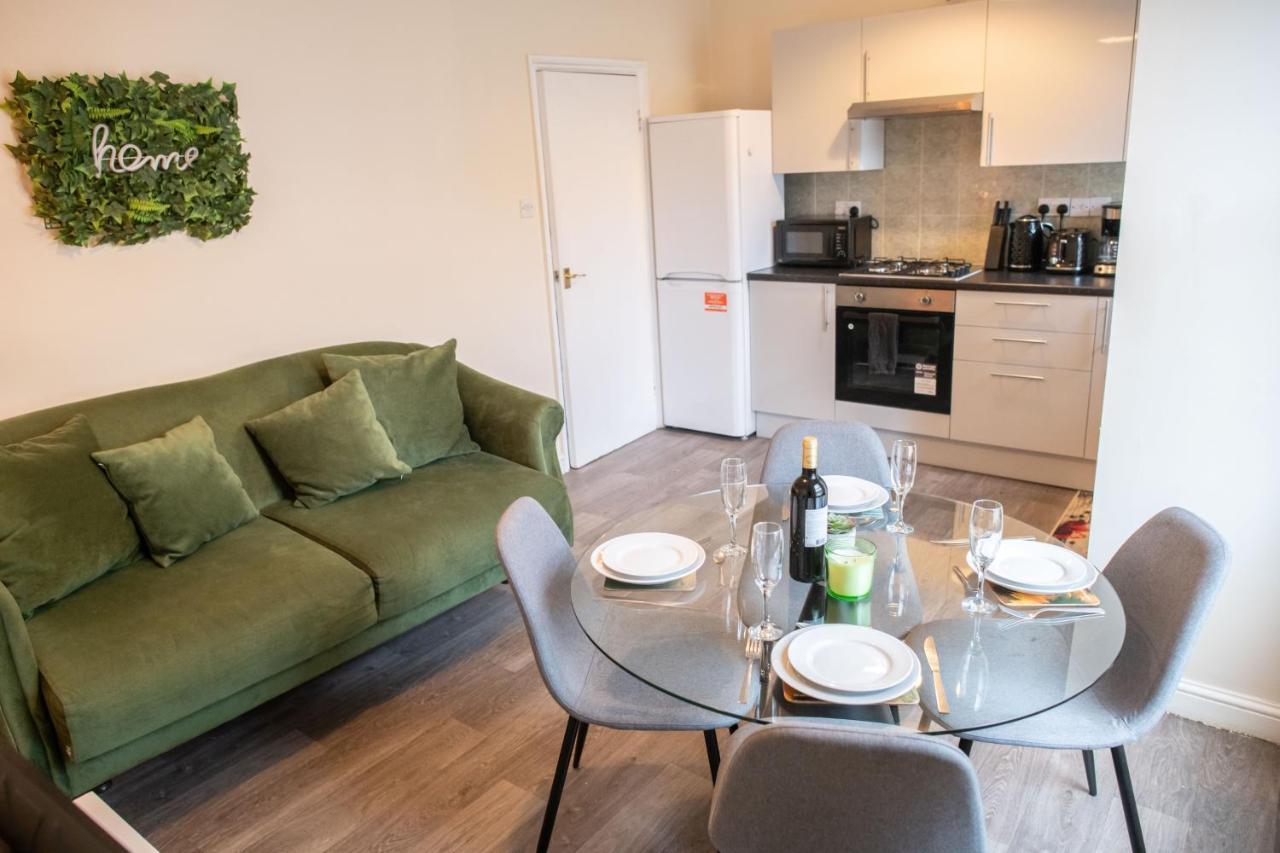 4 Bedroom Flat With High Speed Wi-Fi In North Acton, Ealing, West Londres Exterior foto