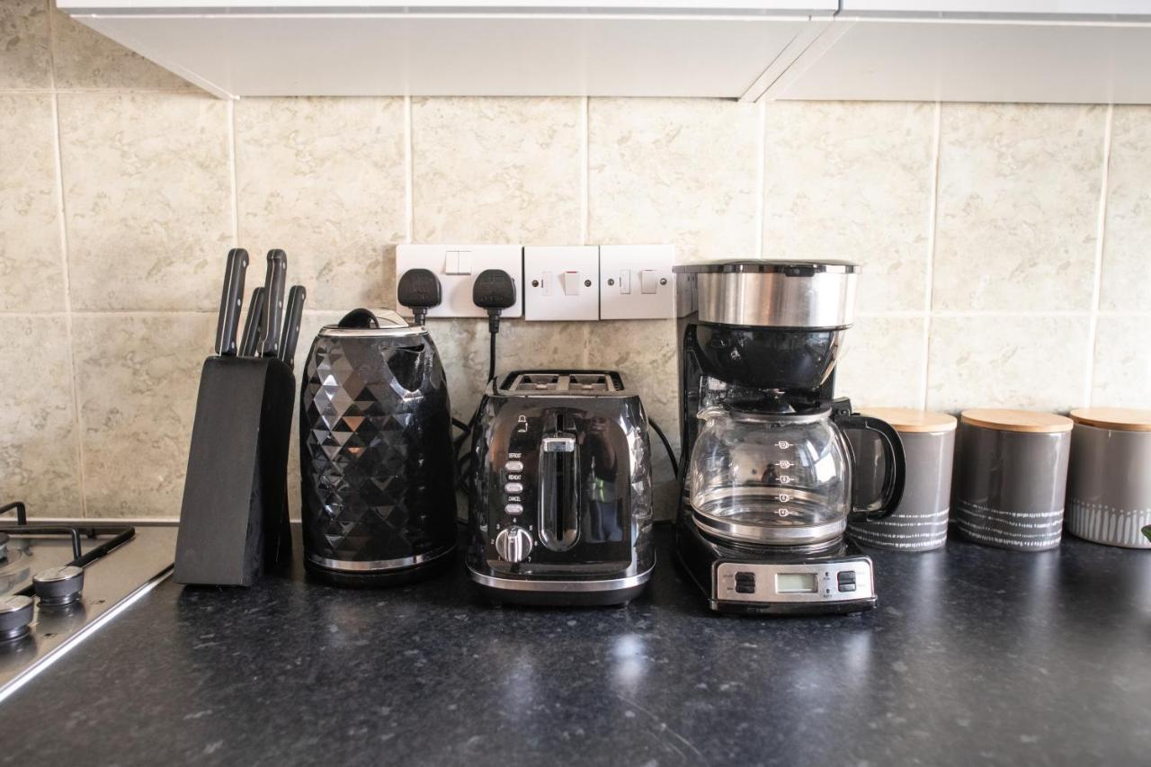 4 Bedroom Flat With High Speed Wi-Fi In North Acton, Ealing, West Londres Exterior foto
