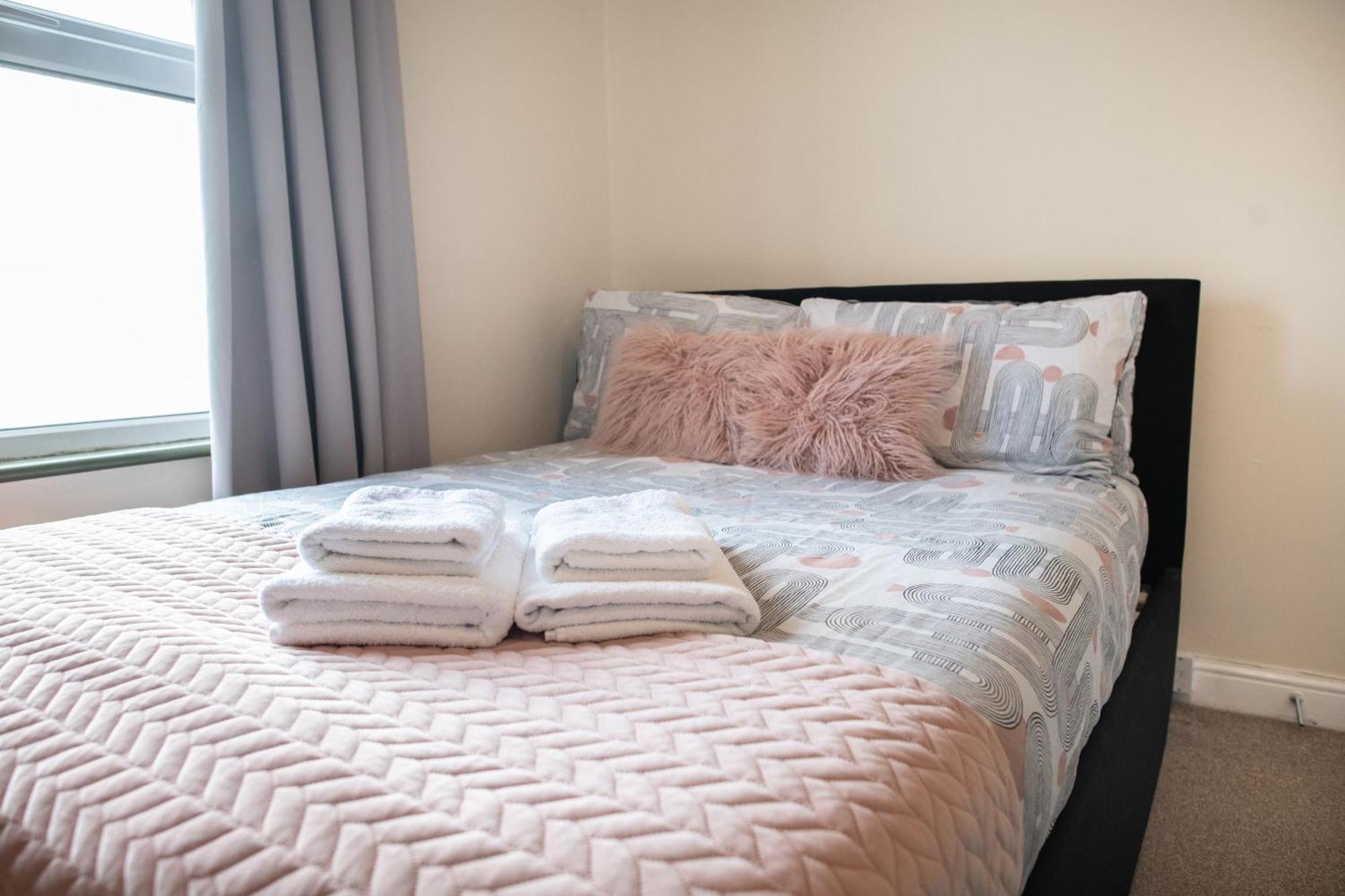 4 Bedroom Flat With High Speed Wi-Fi In North Acton, Ealing, West Londres Exterior foto