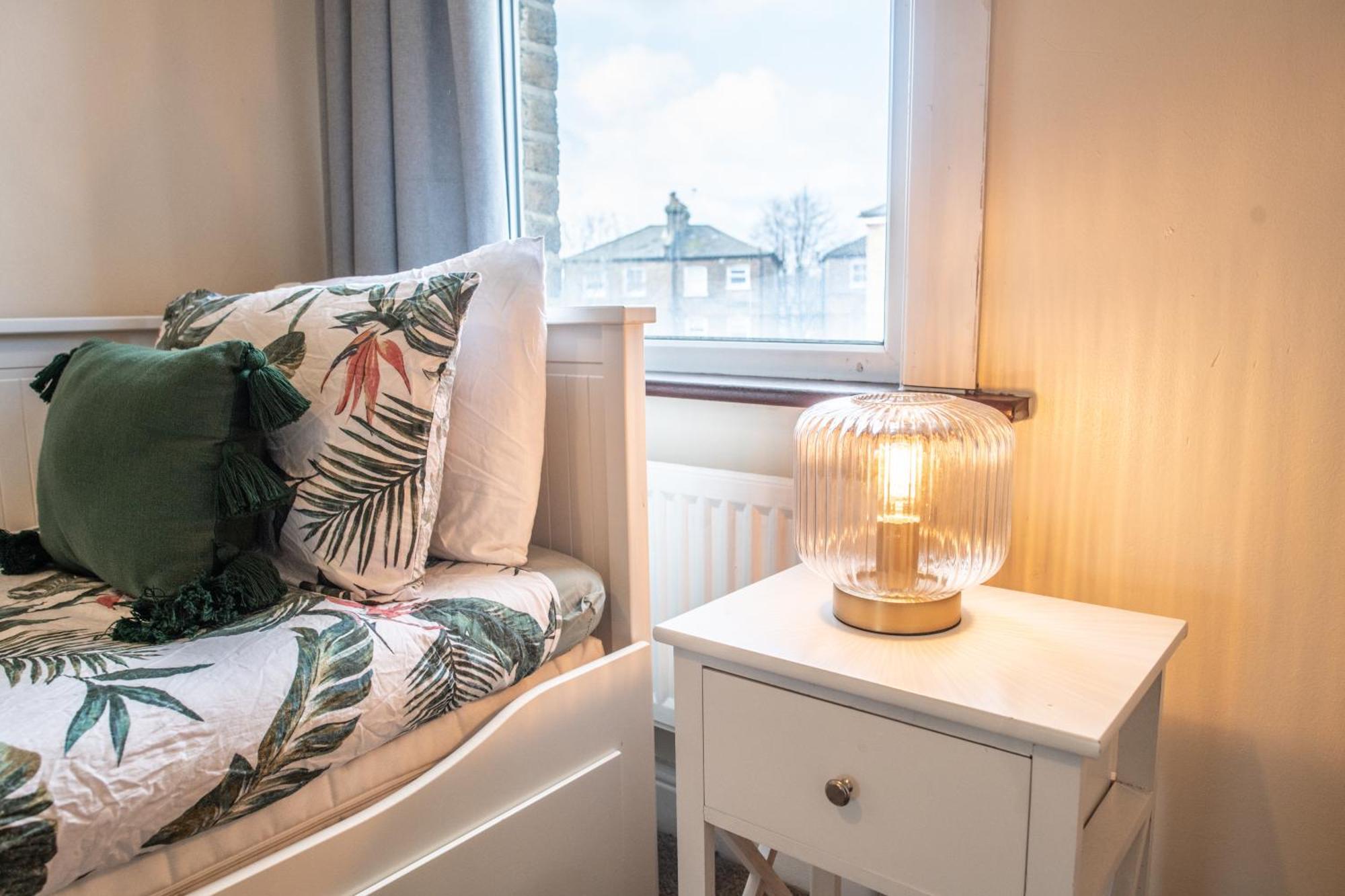 4 Bedroom Flat With High Speed Wi-Fi In North Acton, Ealing, West Londres Exterior foto