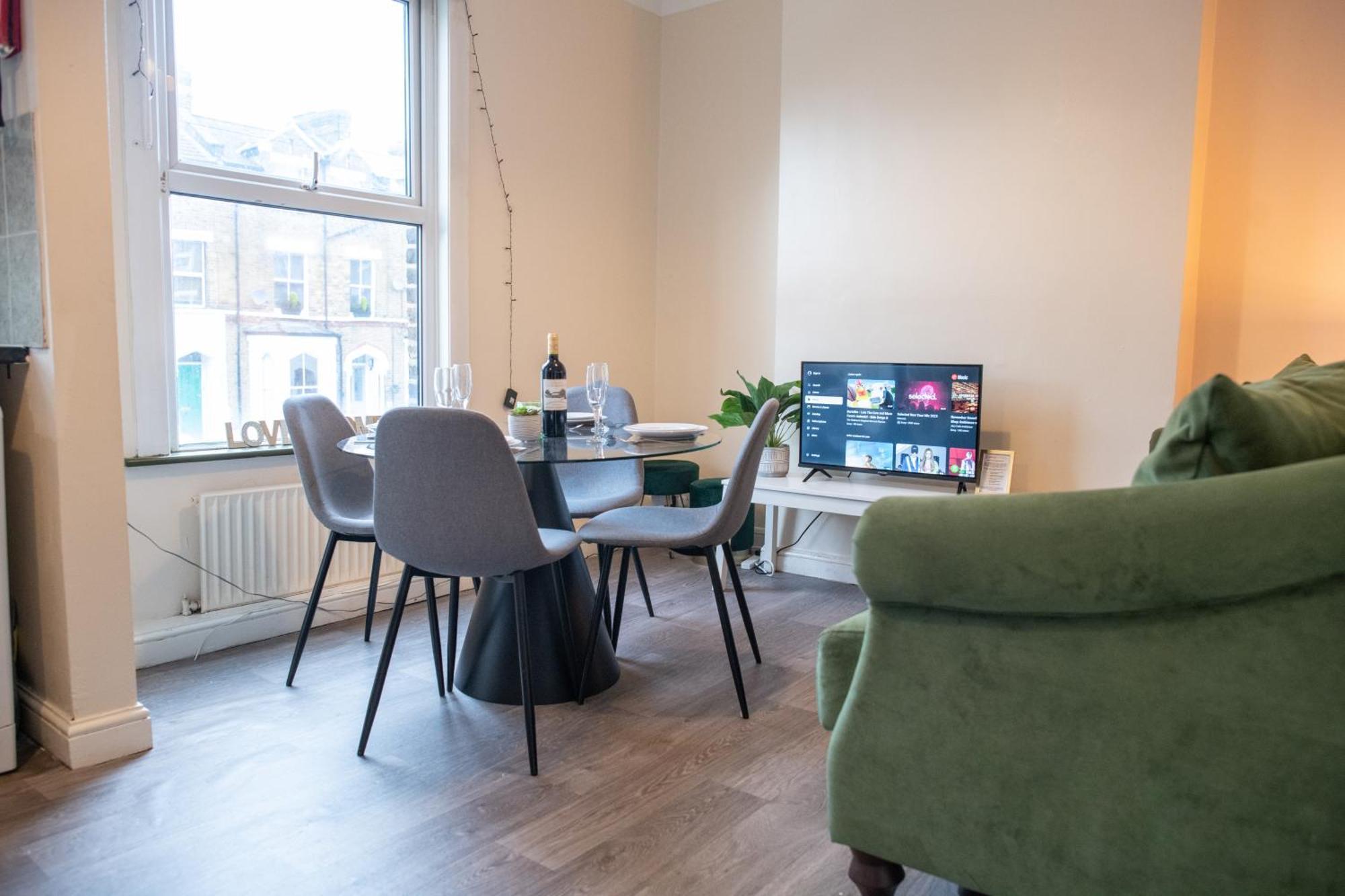 4 Bedroom Flat With High Speed Wi-Fi In North Acton, Ealing, West Londres Exterior foto