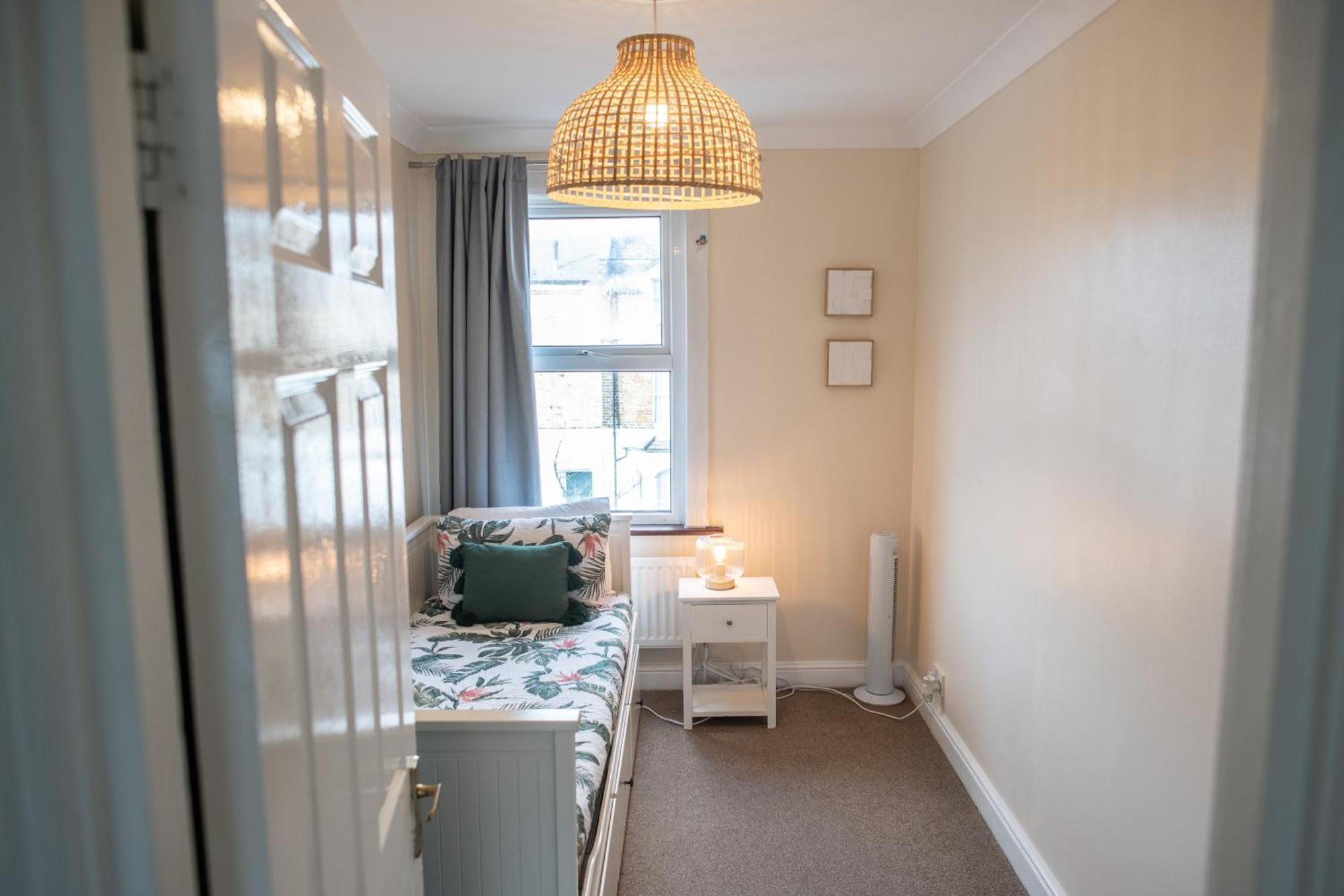 4 Bedroom Flat With High Speed Wi-Fi In North Acton, Ealing, West Londres Exterior foto